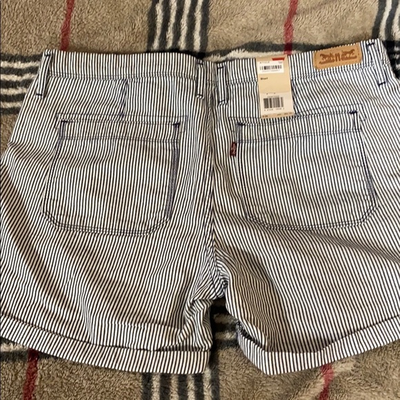 Levi’s shorts NWT size 8/9 - Picture 2 of 4